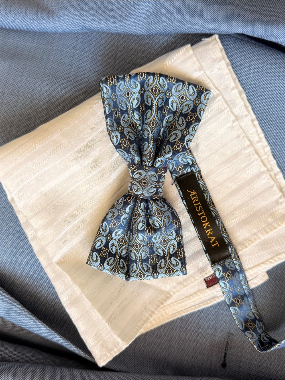 Aristokrat Men's Paisley Bow Tie & White Pocket Square Set